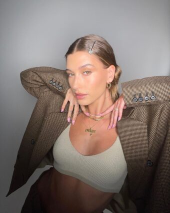 Na foto, a modelo Hailey Bieber