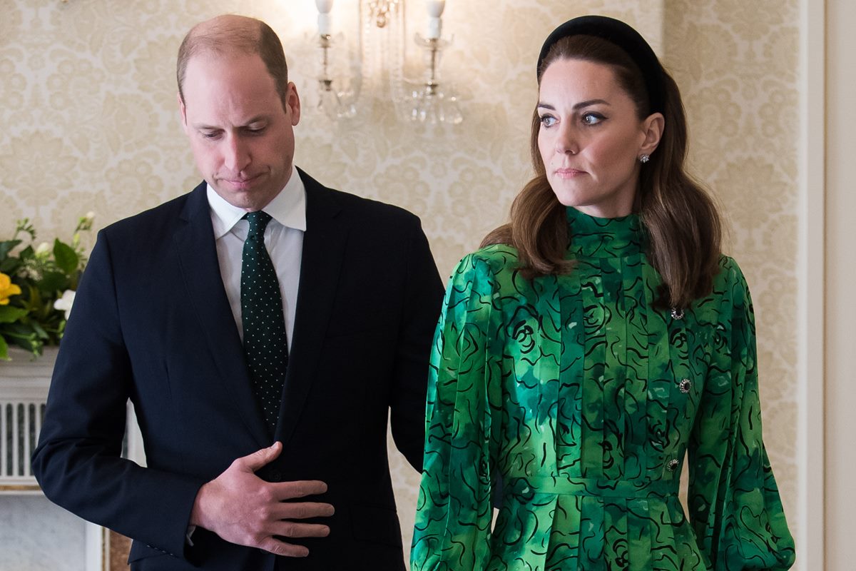 Homem e mulher com cara de bravos