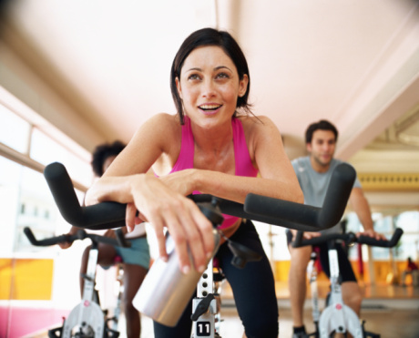 mulher fazendo exercício na academia