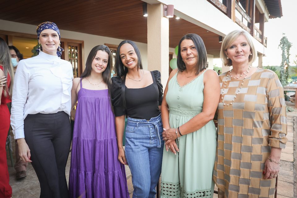 Cinco mulheres posam para a foto 