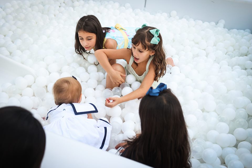 Crianças brincando em piscina de bolinha 