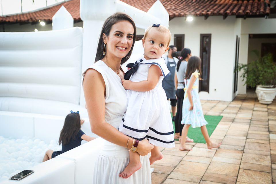 Mulher com bebê no colo 