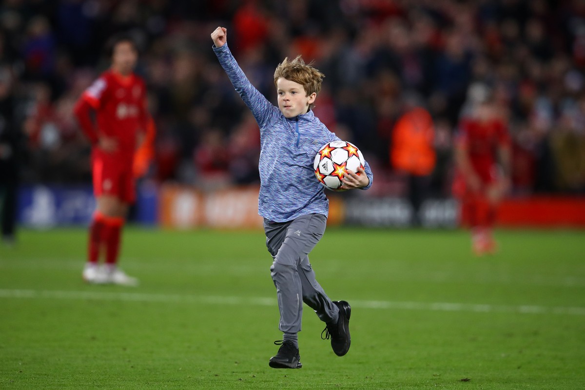 Vídeo: criança invade jogo da Champions, faz a festa e “rouba” bola |  Metrópoles