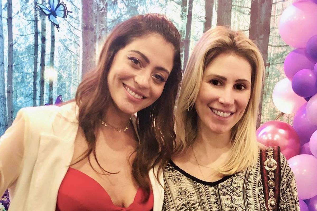 Duas mulheres abraçadas