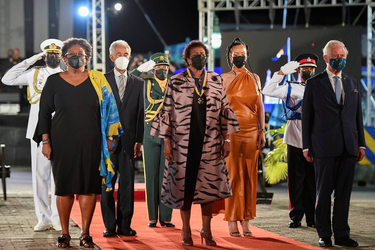 A ex-primeira-ministra de Barbados Mia Mottley, ex-jogador de críquete Garfield Sobers, a presidente de Barbados, Dame Sandra Mason, Rihanna e príncipe Charles