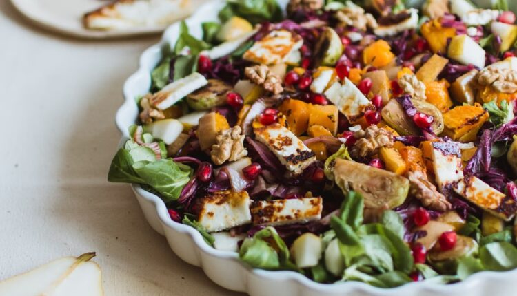 Na foto, um refratário branco com uma salada colorida