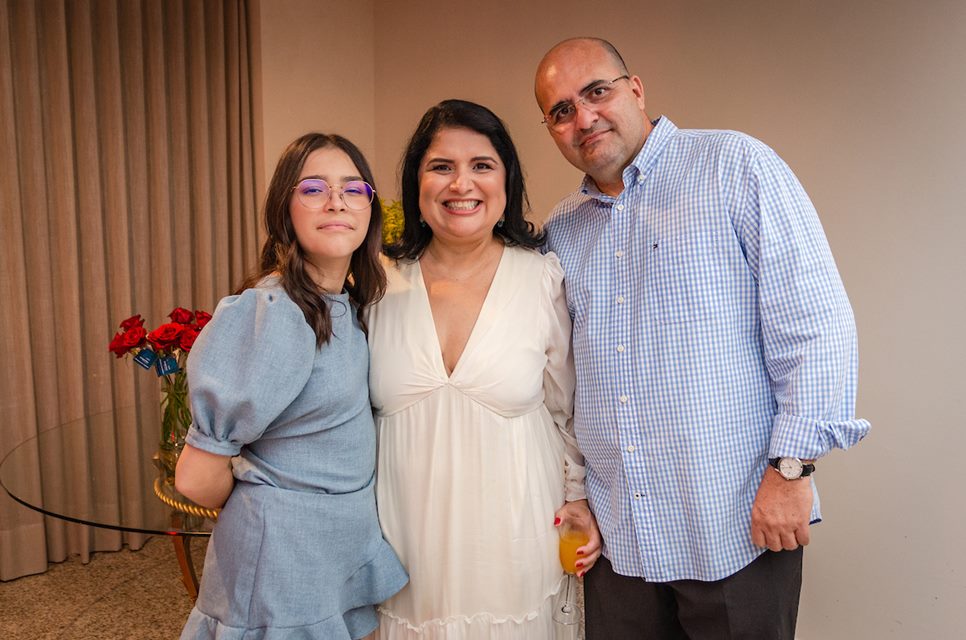 Adolescente, mulher e homem 