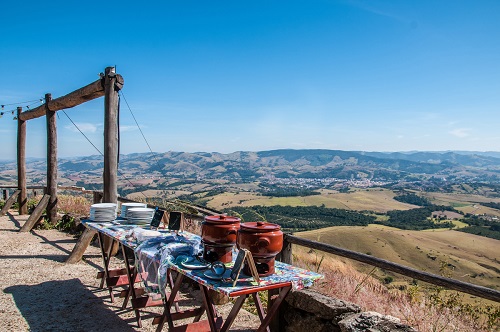 mesa de refeição no topo de mirante para montanhas