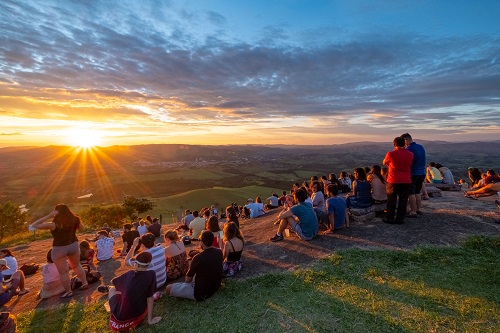 pessoas reunidas em mirante para ver por do sol