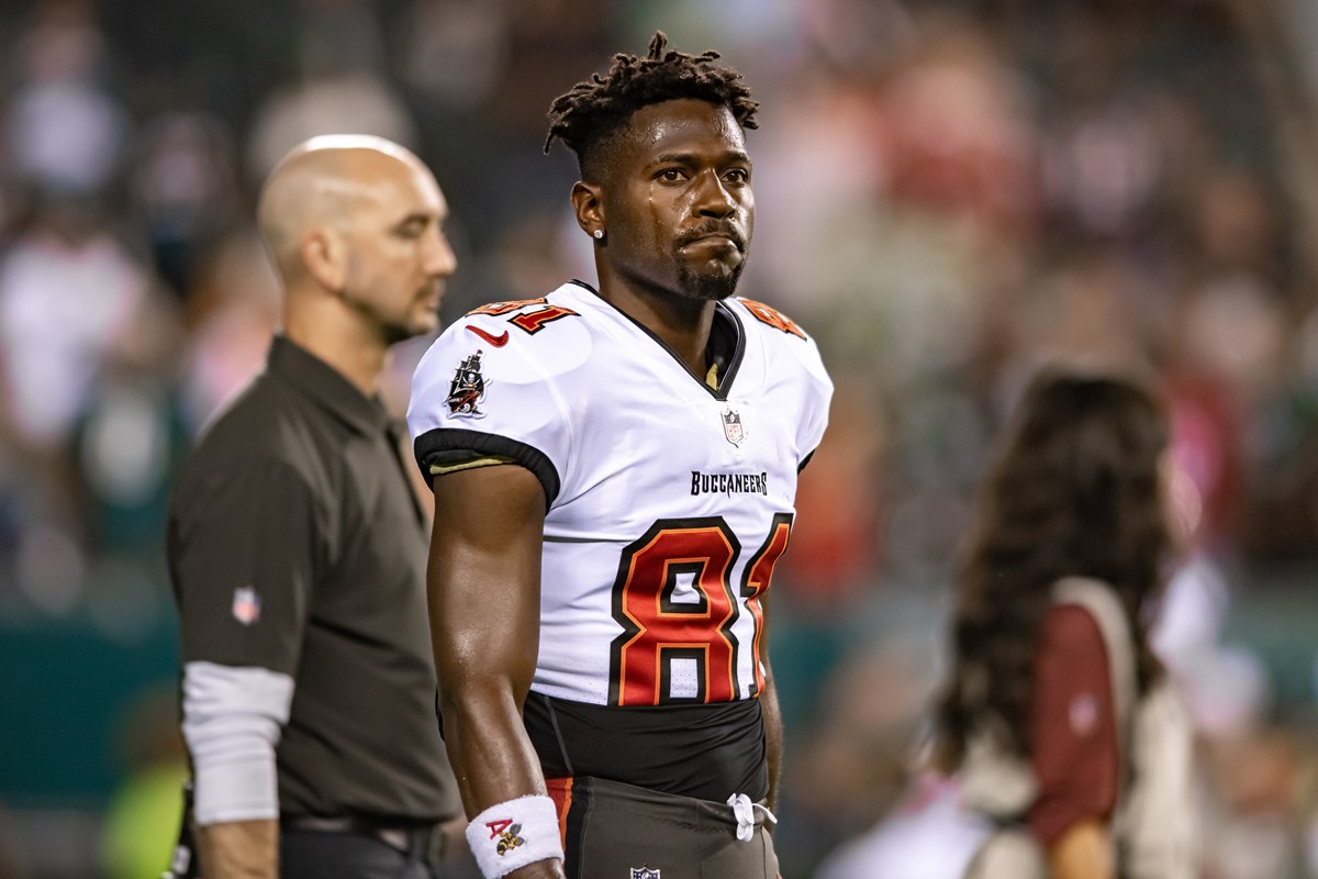 Antonio Brown deixa prisão em Miami e aguarda julgamento por homicídio