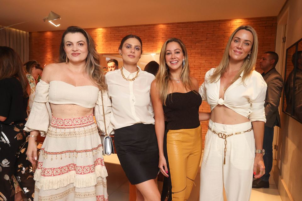 Quatro mulheres juntas, abraçadas 