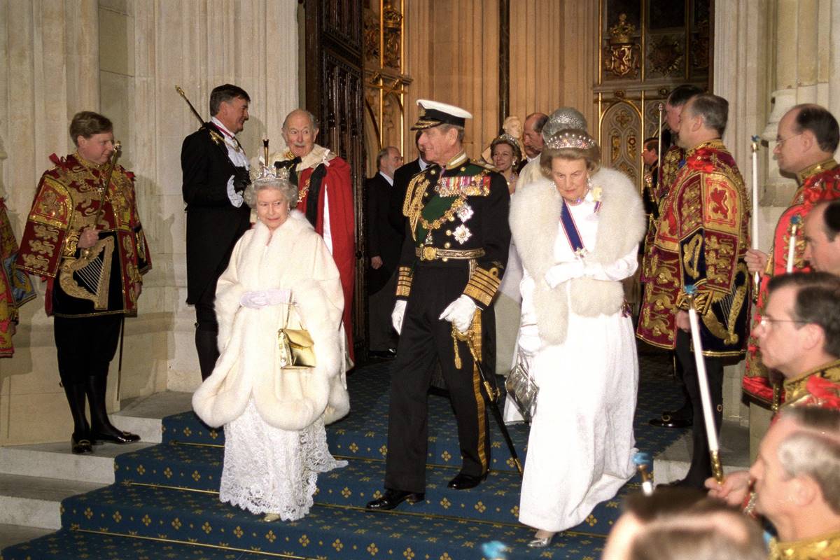 Mulher com tiara e casaco de pele,