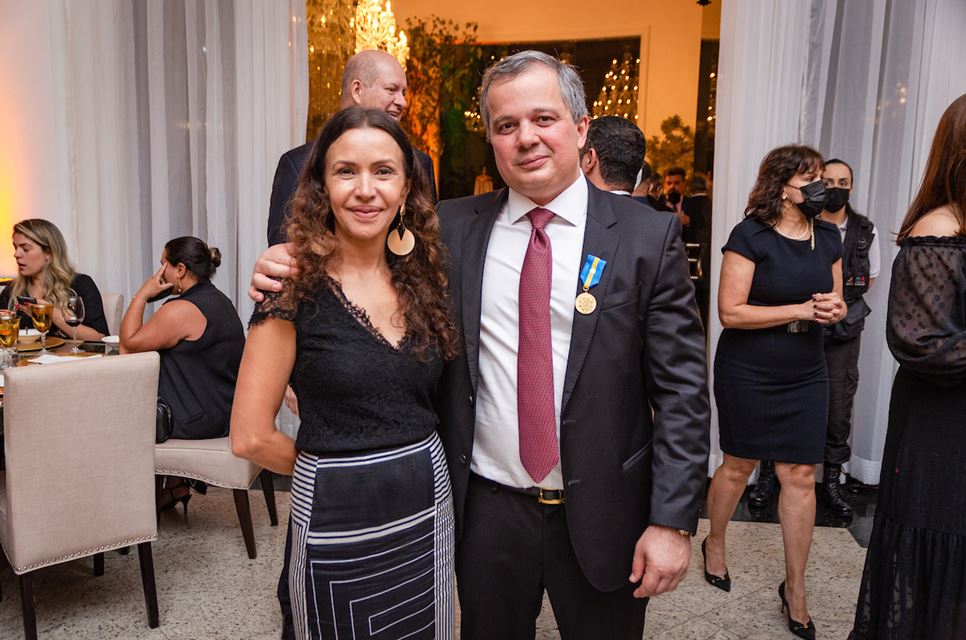 Mulher e homem posam para foto