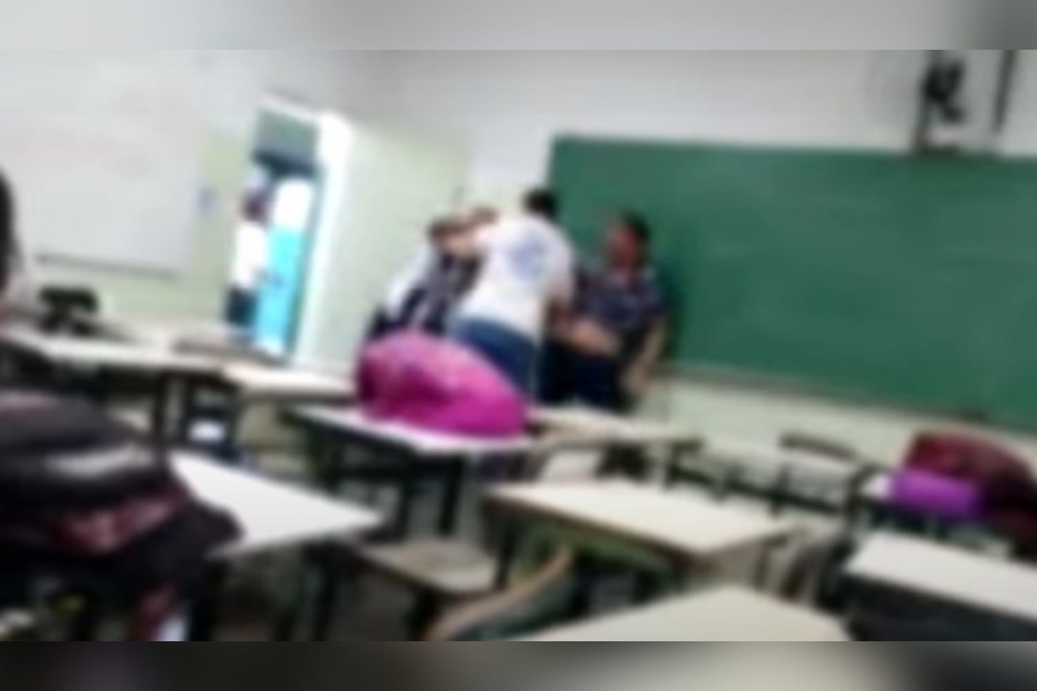 Vídeo. Pai de aluna agride professor após menina relatar assédio em SP |  Metrópoles