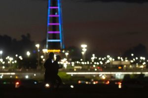 Duas pessoas correndo de noite