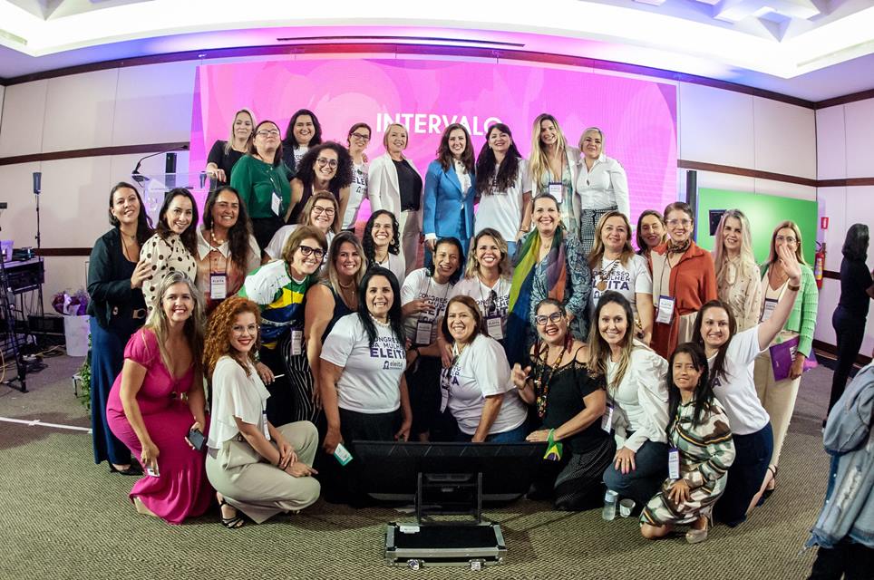 Grupo de pessoas posa para a câmera para tirar foto