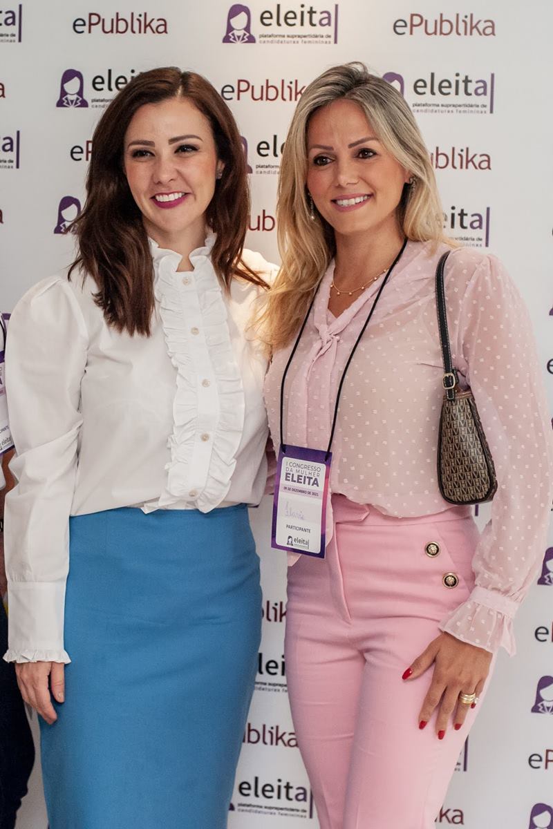 Mulheres abraçadas. Um com roupa rosa 