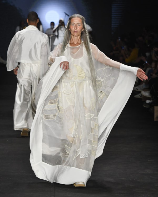 Modelo idosa de vestido branco