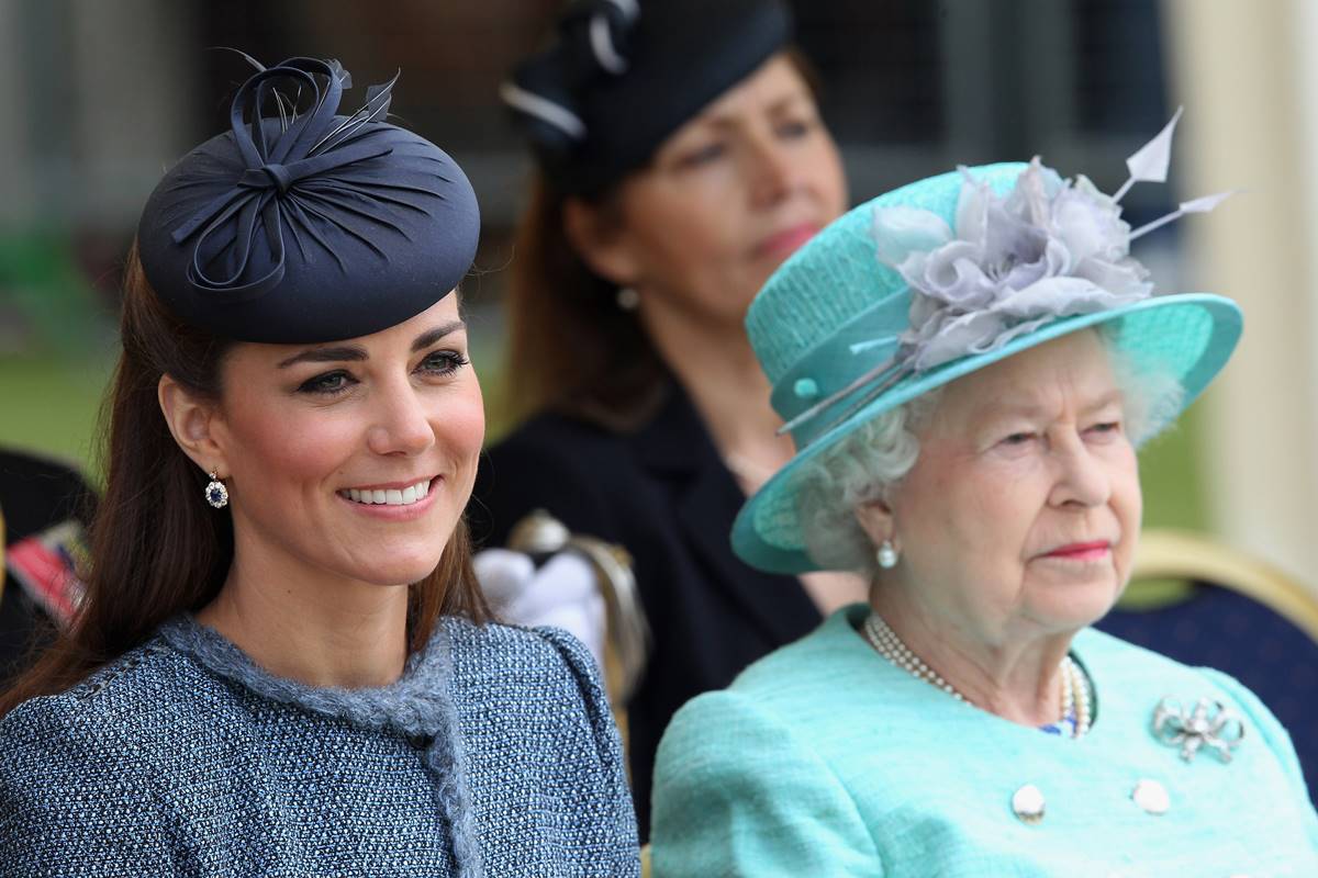 Duas mulheres de chapéu lado a lado. Um delas com roupa azul escuro