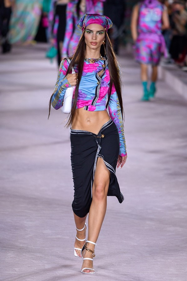 Modelo branca no desfile da Versace