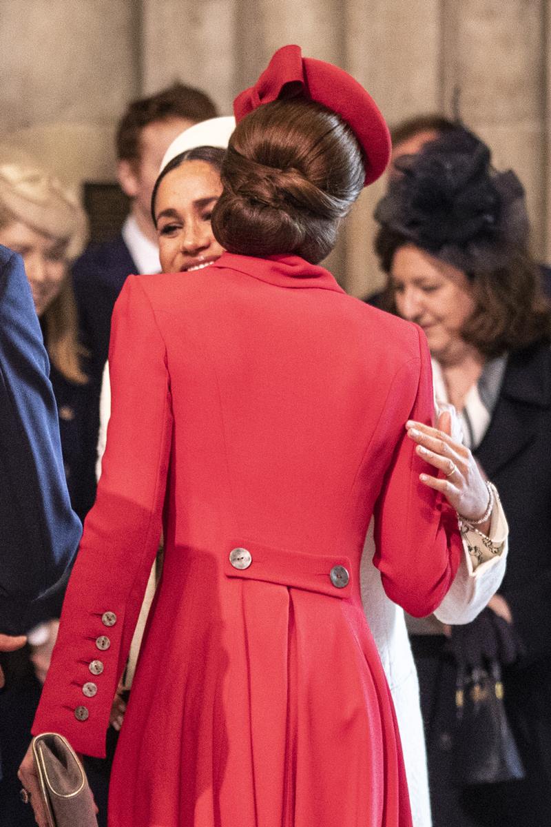 Foto colorida de duas mulheres se abraçando - Metrópoles