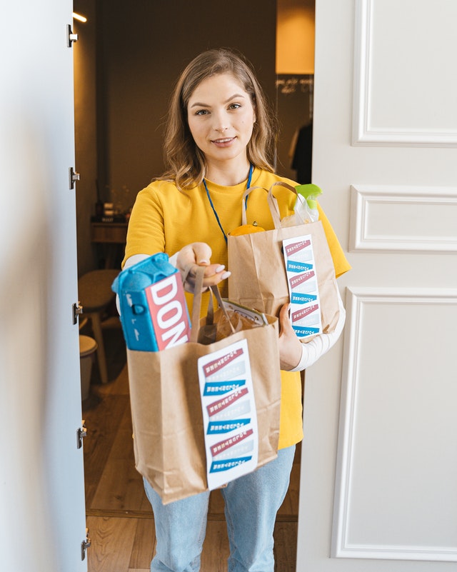 Mulher jovem com compras na mão