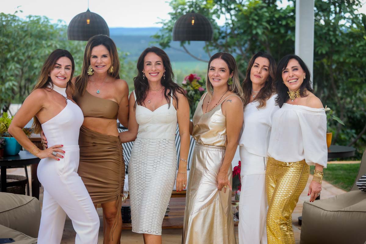 Vanessa Lemos recebe amigas para animada confraternização de Natal