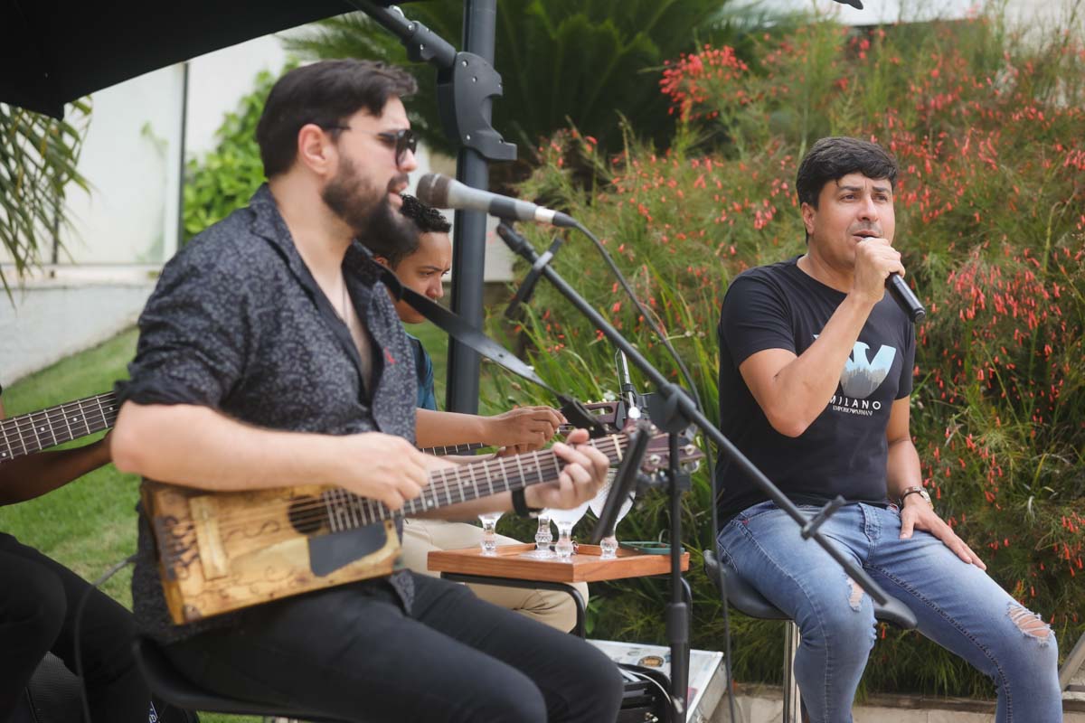 Vanessa Lemos recebe amigas para animada confraternização de Natal