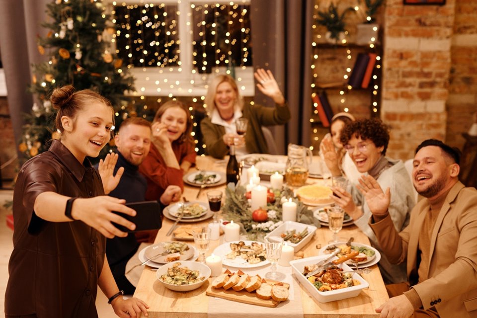 Pessoas reunidas em mesa de jantar