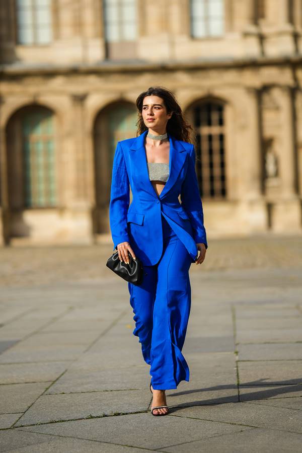 Paetê com blazer azul no street style