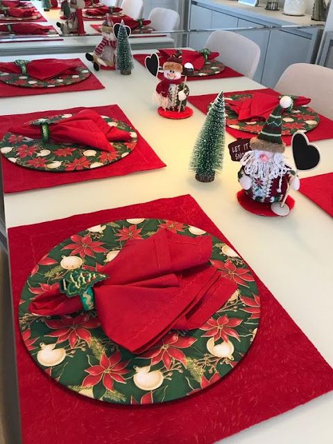 Mesa de natal com cores e elementos básicos dessa época do ano