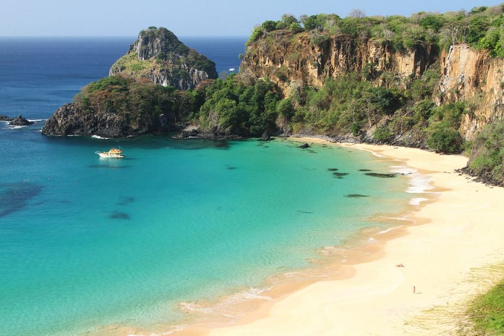 Praia do Sancho, em Fernando de Noronha