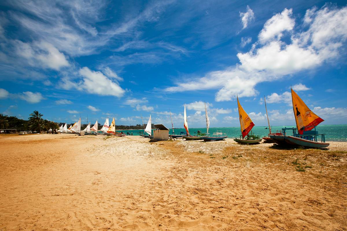 Praia com barcos na areia 