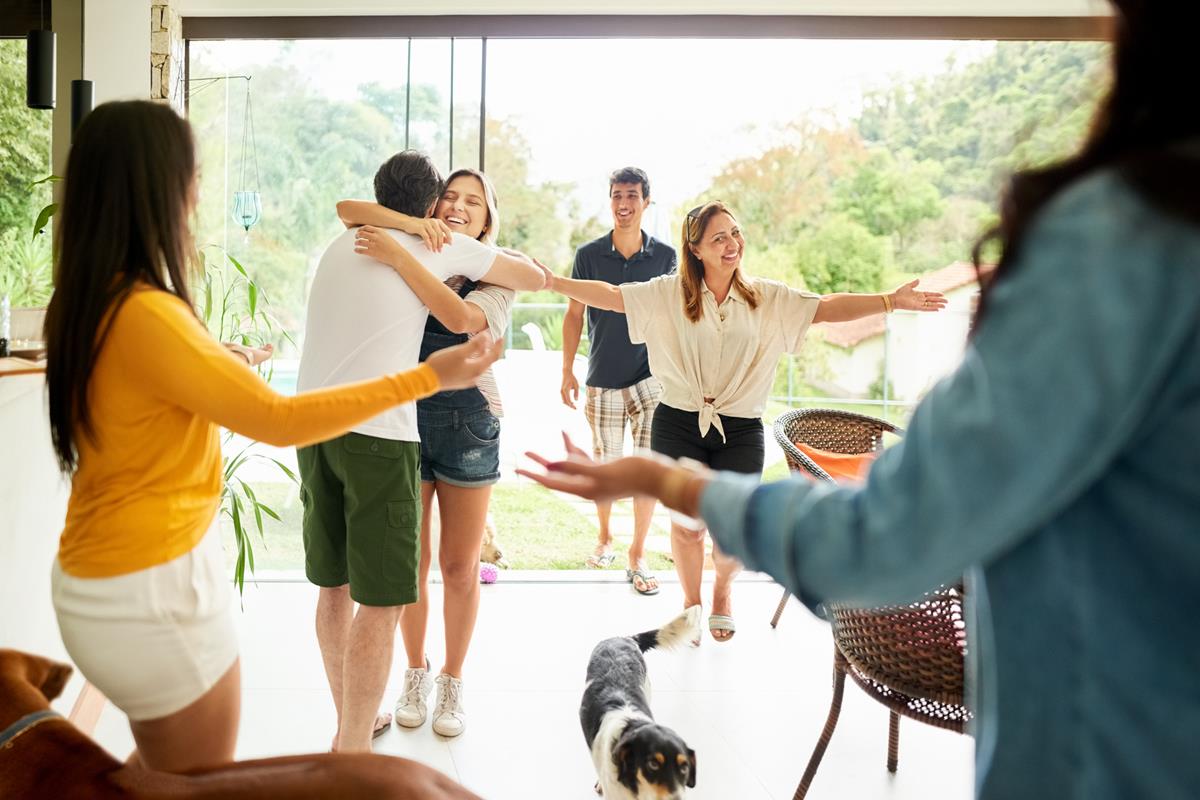 Grupo de pessoas se abraça 