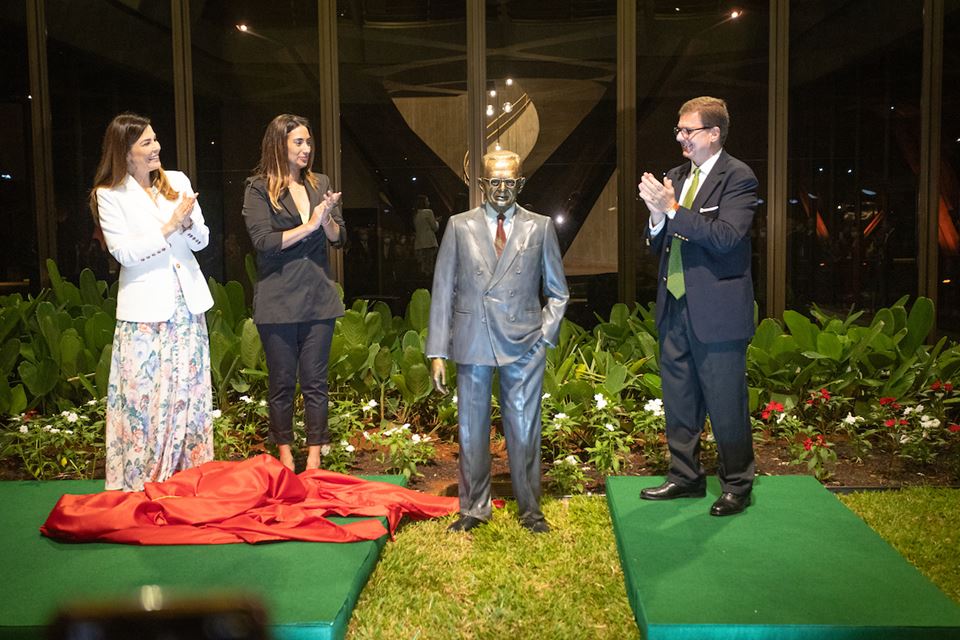 Pessoas aplaudem inauguração da escultura