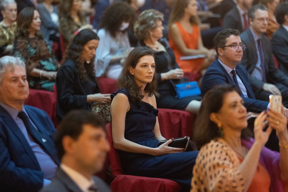 Mulher sentada assiste apresentação