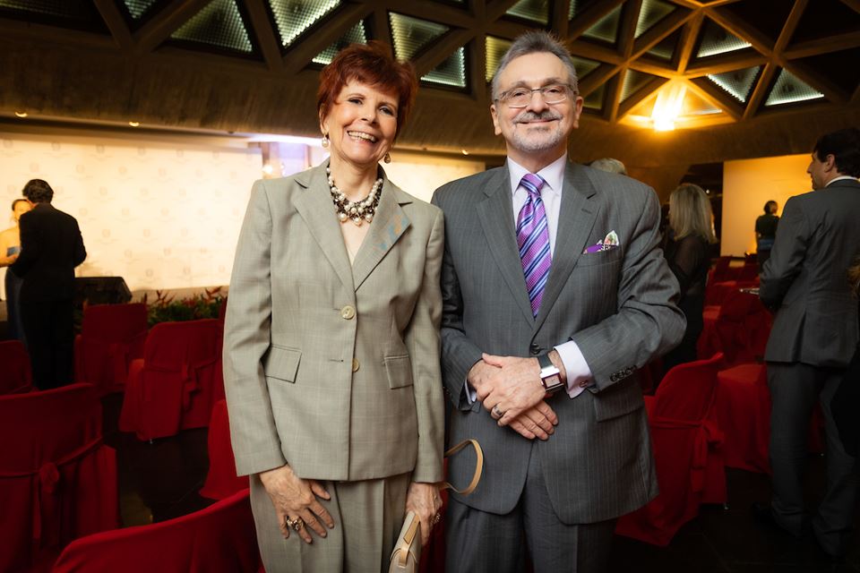 Mulher e homem posam para a foto