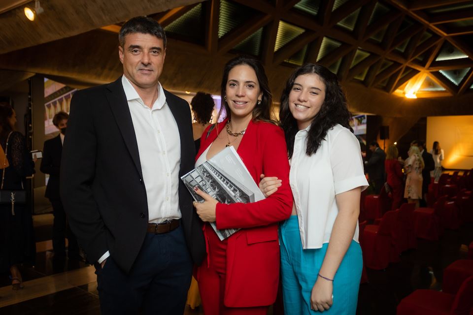 Homem, mulher e jovem posam para a foto