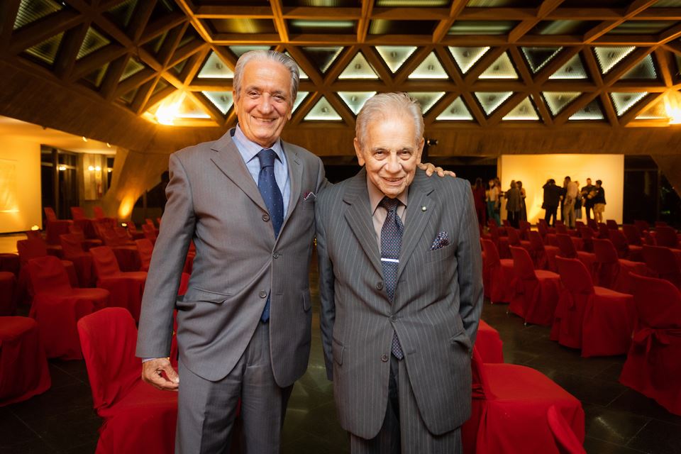 Dois homens abraçados posam para a foto 