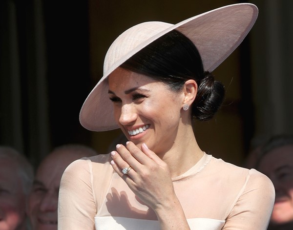 Meghan Markle de chapeu rosa em evento