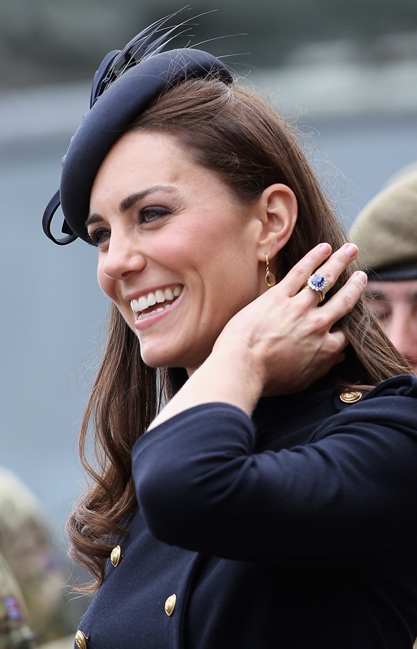 Kate Middleton de chapeu em evento