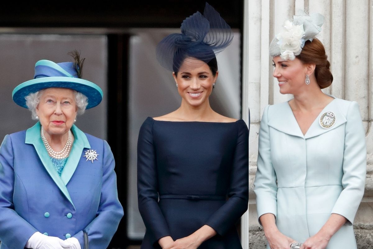 Três mulheres em uma varada. A primeira está com roupa azul. A segunda está com um vestido preto e a terceira, um traje azul claro