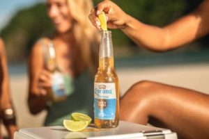 cerveja corona sunbrew, fotografia colorida