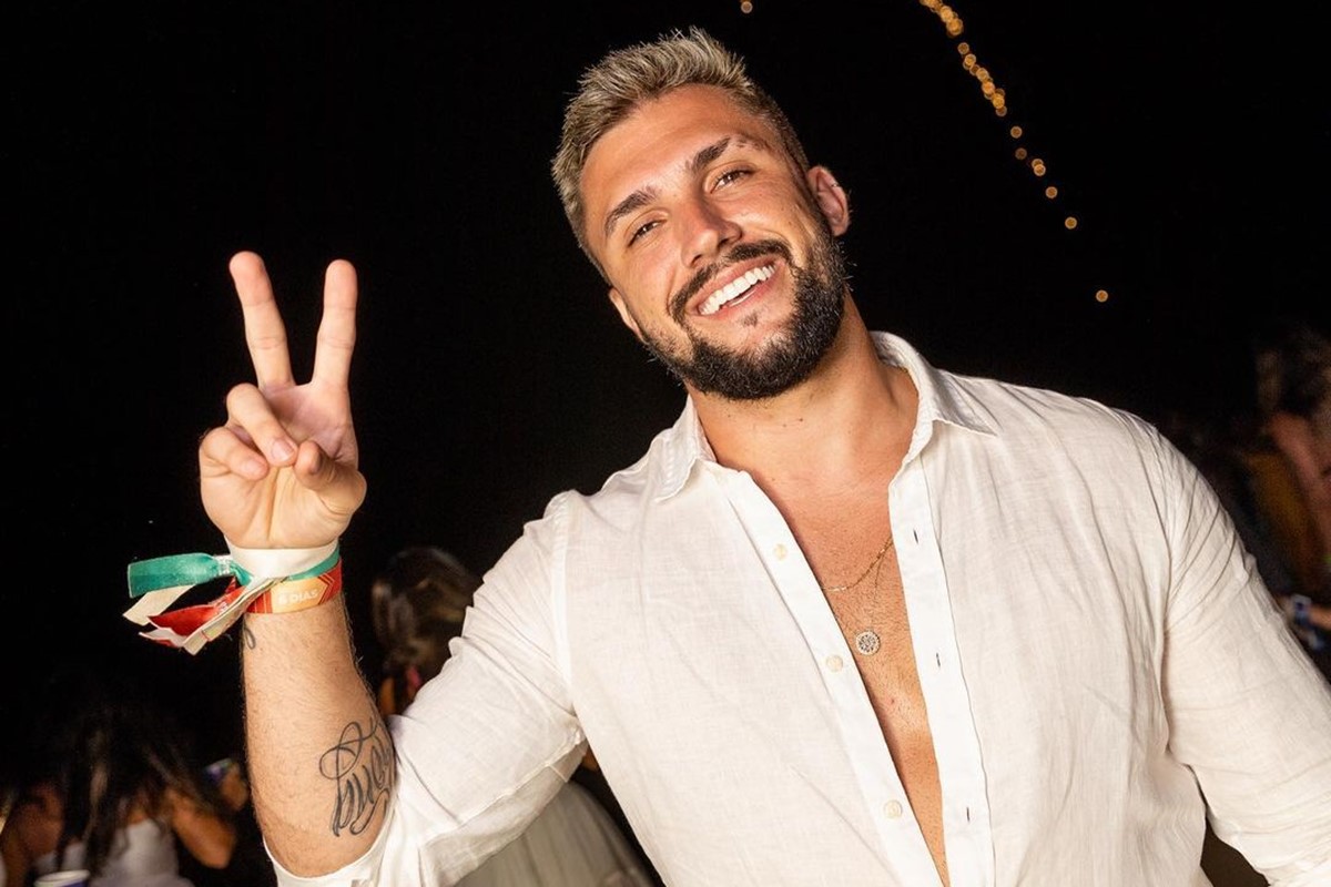 Após sumiço das redes, ex-BBB Arthur Picoli reaparece com novo visual
