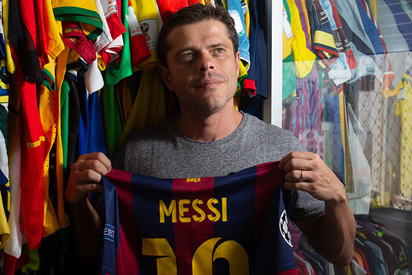 Homem branco com camisa do Messi