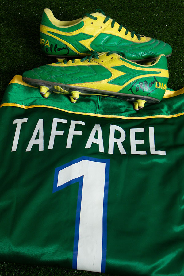 Camisa e chuteira do goleiro Taffarel