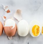 Op de gekleurde afbeelding zijn de eieren in het midden geplaatst