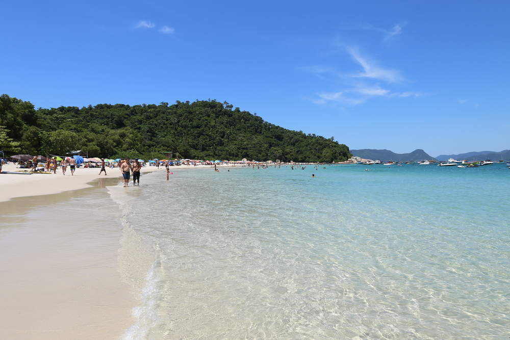 praia de águas azuis em santa catarina