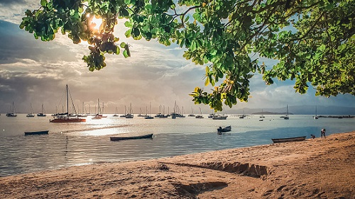 barcos no mar durante o por do sol