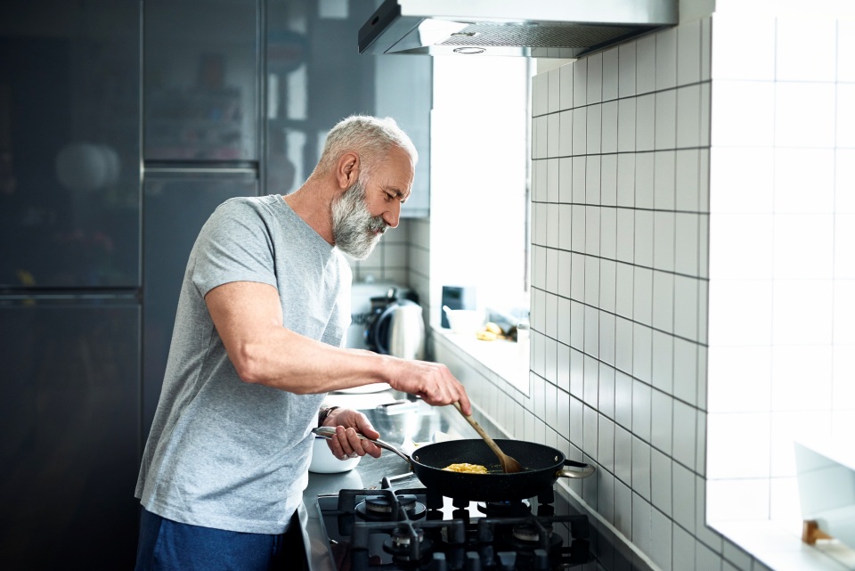 Homem cozinhando em cozinha